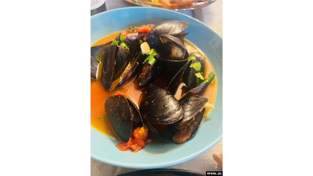 Călătoriile în țările mediteraneene au deschis apetitul pentru fructe de mare, scoici, pește. În fotografie, scoici în sos sicilian.