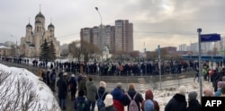 Hiljade ljudi se okupilo u Moskvi pred crkvom pred opelo na sahrani Alekseja Navaljnog, 1. mart 2024.