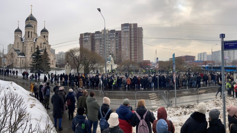 Mii de oameni l-au condus pe Navalnîi pe ultimul drum