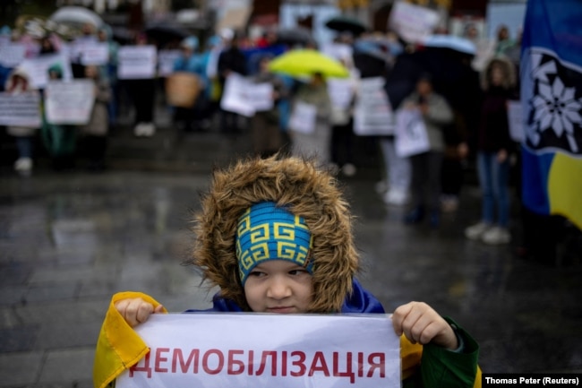 Киев, акция протеста родственников военнослужащих с требованием к Верховной раде принять закон, ограничивающий срок военной службы во время войны и гарантирующий ротацию военных, 12 ноября 2023 года
