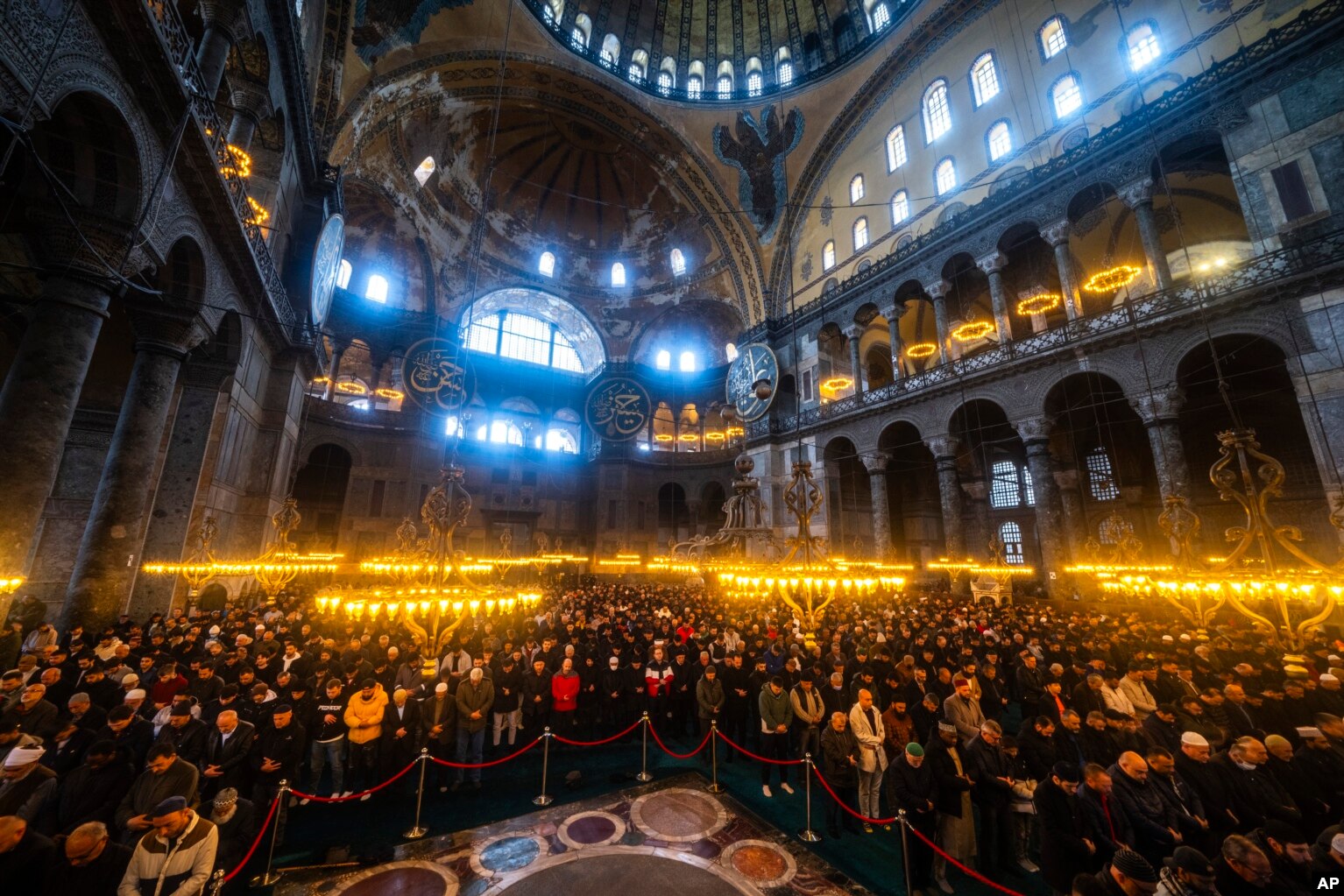 Besimtarët myslimanë duke u lutur gjatë muajit të shenjtë mysliman të Ramazanit në xhaminë Hagia Sophia në Stamboll.