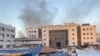 Се крева чад додека локалното население бара засолниште во болницата Ал Шифа, Појасот Газа, 8 ноември 2023 година.
