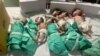 Az újszülötteket egy ágyba fektetik, miután a kórház inkubátorai áramhiány miatt nem működnek. Gázaváros, 2023. november 12.