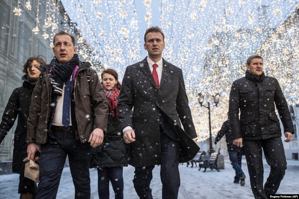 Navalny si dirige alla Commissione elettorale centrale della Russia a Mosca il 25 dicembre 2017. Navalny è stato squalificato dalla corsa a causa della sua condanna penale.  La mossa è stata ampiamente percepita come politicamente motivata.