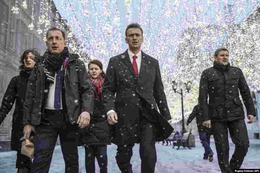 Алексей Навальный направляется в Центральную избирательную комиссию России в Москве 25 декабря 2017 года. Тогда он был отстранен от участия в президентских выборах из-за судимости. Это решение было воспринято его сторонниками как политически мотивированное.