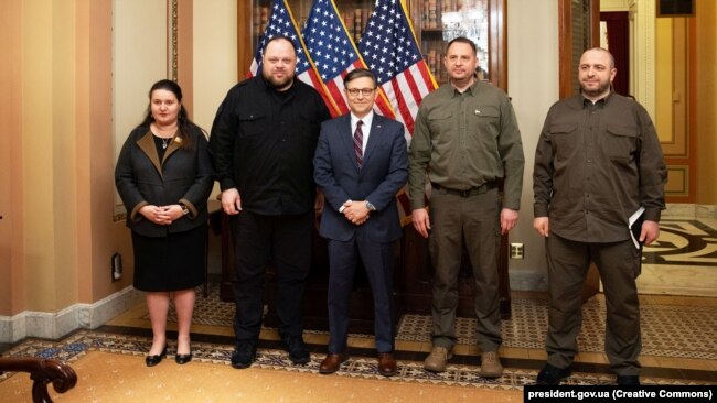 Зліва направо: посол України у США Оксана Маркарова, спікер парламенту України Руслан Стефанчук, спікер Палати представників Конгресу США Майк Джонсон, керівник Офісу президента України Андрій Єрмак і міністр оборони України Рустем Умєров. Вашингтон, 6 грудня 2023 року