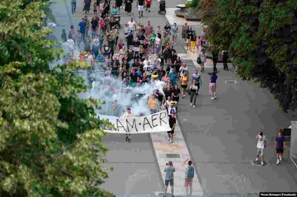 Sute de botoșăneni au ieșit luni în stradă, să protesteze față de conduita personalului medical. Încă de vineri fusese inițiată o petiție online, &bdquo;Dreptate pentru Alexandra&rdquo;, care a adunat deja peste 22.000 de semnături. Petiția solicită demiterea medicului curant și al celui de gardă, a asistentelor și a directorului spitalului. În plus, se cerea investigarea legală și medicală a decesului Alexandrei.