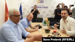 Lideri bivšeg Demokratskog fronta Andrija Mandić i Milan Knežević (lijevo) na jednom od sastanaka sa mandatarom Milojkom Spajićem (desno). 