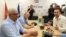 Lideri bivšeg Demokratskog fronta Andrija Mandić i Milan Knežević (lijevo) na jednom od sastanaka sa mandatarom Milojkom Spajićem (desno).