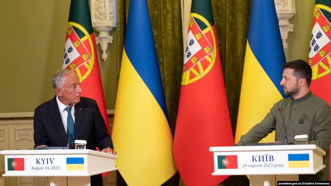 Portuguese Marcelo Rebelo de Sousa (left) and Ukraine's Volodymyr Zelenskiy at a meeting in 2023.