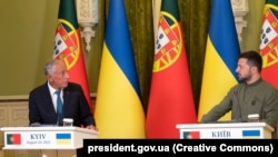 Portuguese Marcelo Rebelo de Sousa (left) and Ukraine's Volodymyr Zelenskiy at a meeting in 2023. 