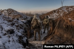 Украинские солдаты 41-й бригады стоят в окопе недалеко от линии фронта, под Купянском, Харьковская область, 23 января 2024 года