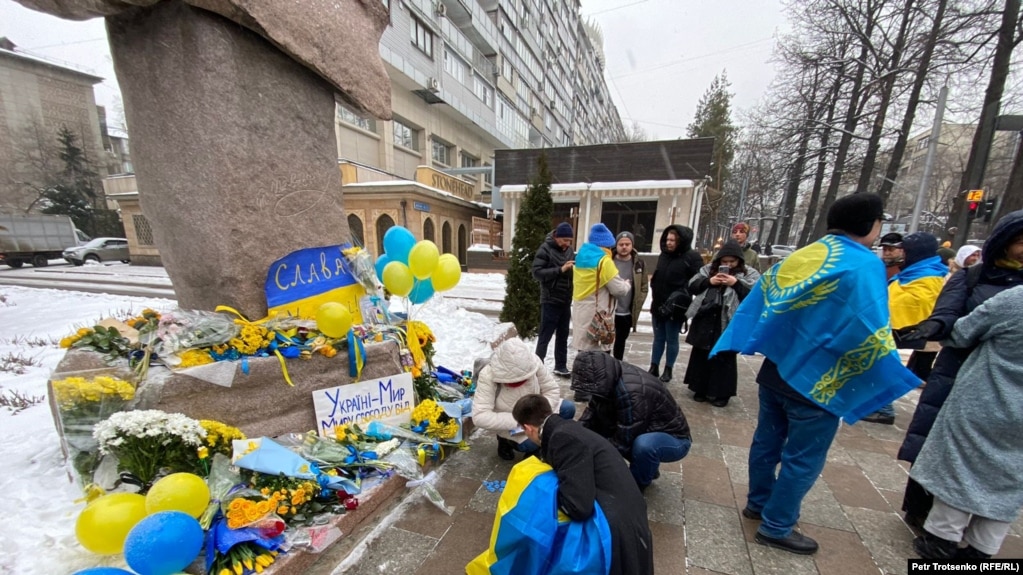 Акция поддержки Украины, противостоящей агрессии России, в день второй годовщины войны. Алматы, 24 февраля 2024 года