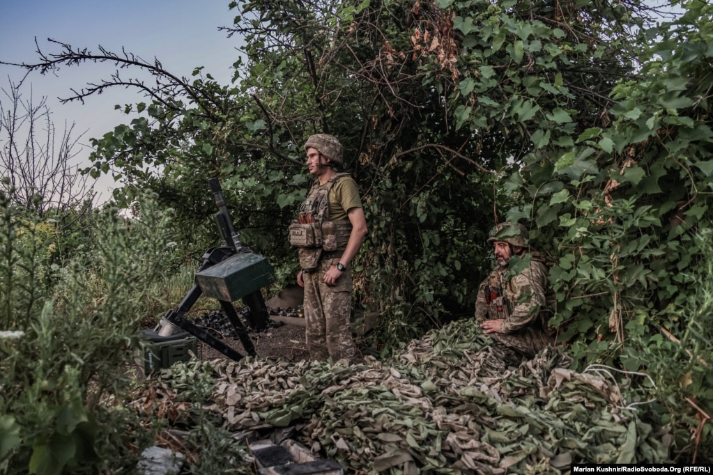 Ushtarët ukrainas janë duke luftuar për t&rsquo;i ruajtur pozicionet afër Toretskut &ndash; dikur qytet minerar - teksa forcat ruse tentojnë të zaptojnë më shumë tokë të rajonit të Donjeckut.