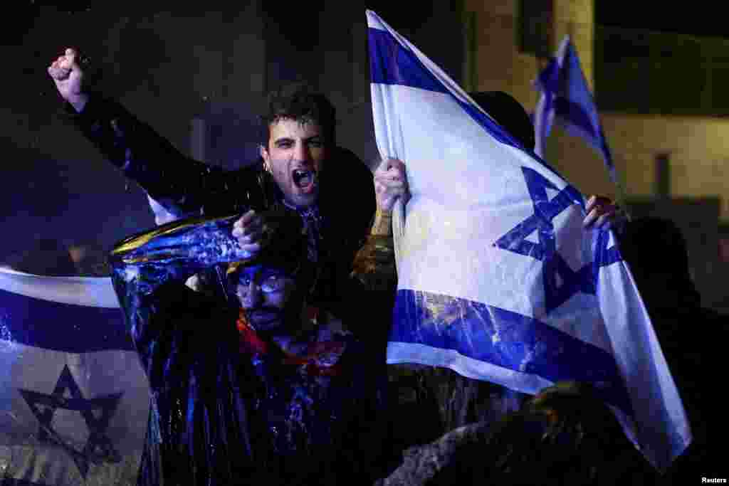 Dhjetëra mijëra njerëz kanë dalë nëpër rrugët e Izraelit, pasi kryeministri Benjamin Netanyahu, shkarkoi ministrin e Mbrojtjes, Yoav Gallant.