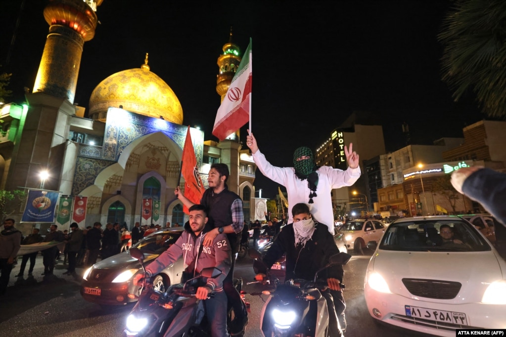 Disa qytetarë duke festuar në rrugët e Teheranit.