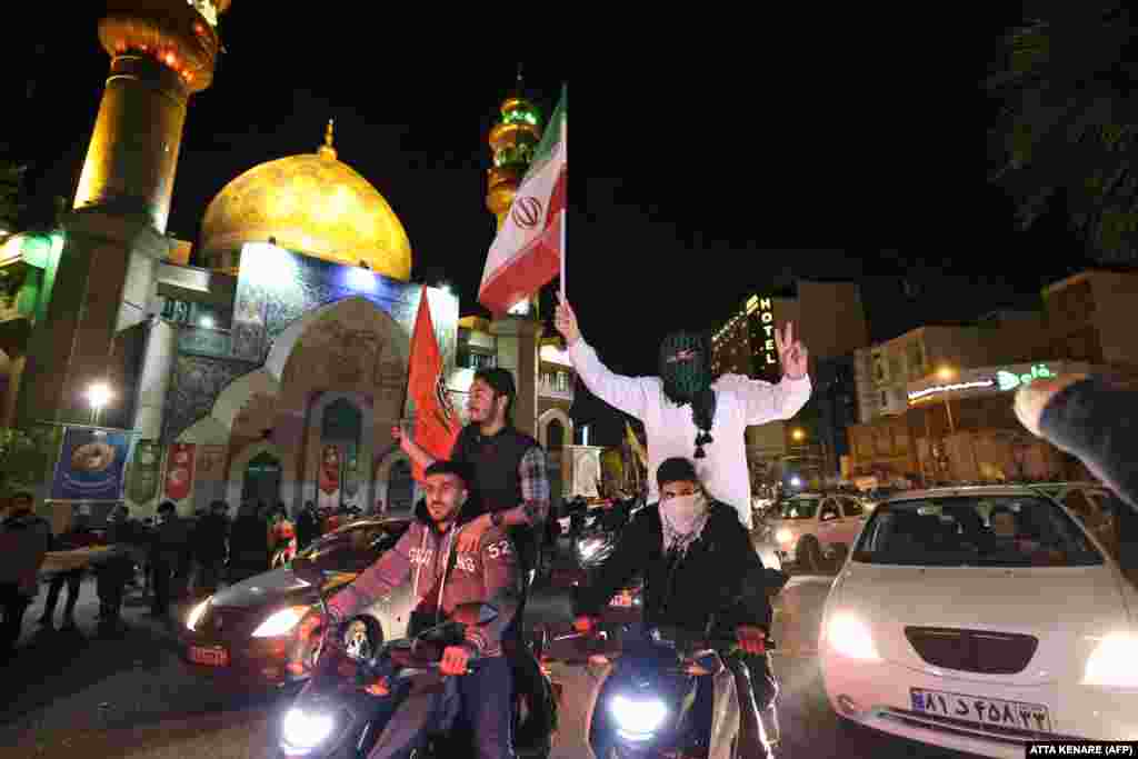 Disa qytetarë duke festuar në rrugët e Teheranit.