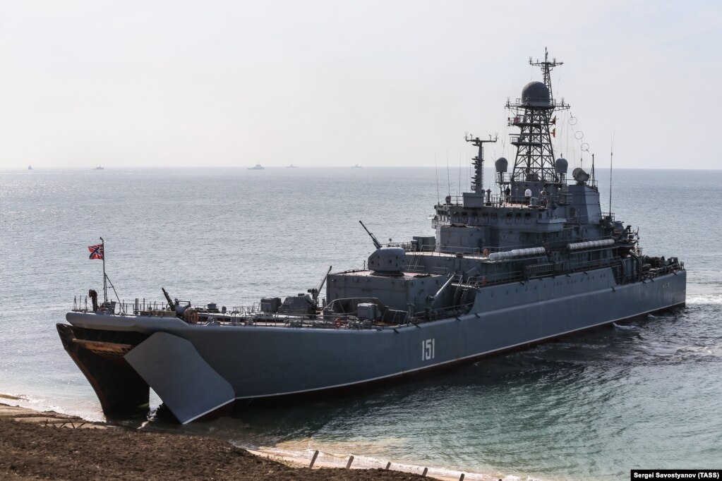 La grande nave da sbarco Novocherkassk vista durante le esercitazioni strategiche nel 2016. L'aeronautica militare ucraina ha affermato che gli attacchi aerei sulla Novocherkassk nel porto di Feodosia in Crimea il 26 dicembre hanno gravemente danneggiato la nave.  Il ministero della Difesa russo ha riconosciuto che la nave era stata colpita.  Anche la nave scuola UTS-150 è stata danneggiata e parzialmente affondata, ha riferito il servizio russo RFE/RL.