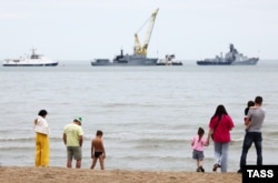 Люди на міському пляжі біля Каспійського моря. Республіка Дагестан, Каспійськ