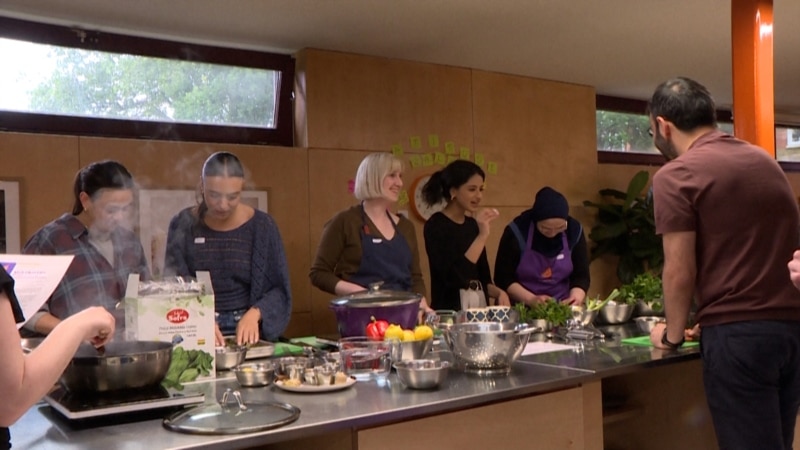 Receta e integrimit: Shkolla e gatimit për emigrantët