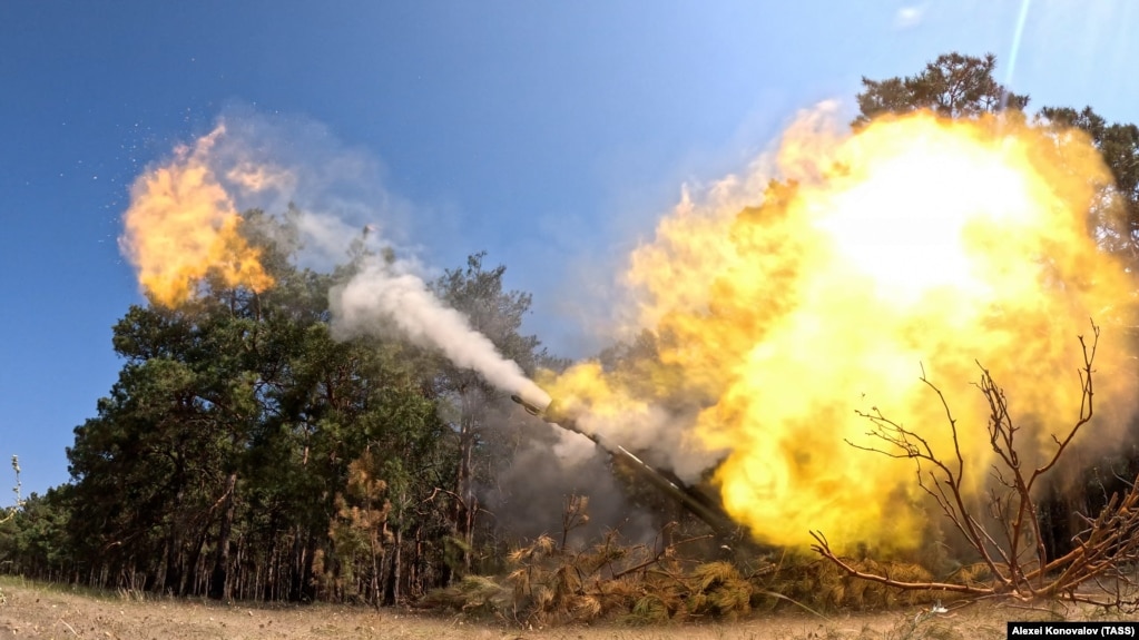 Кінбурнська коса. Робота розрахунку гаубиці Д-30 артилерійського підрозділу російських окупаційних військ.