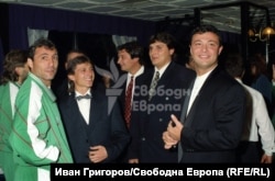 Христо Стоичков и Трифон Иванов (зад него) заедно с Николай Цветин (до Стоичков) и Георги Илиев (най-вдясно).