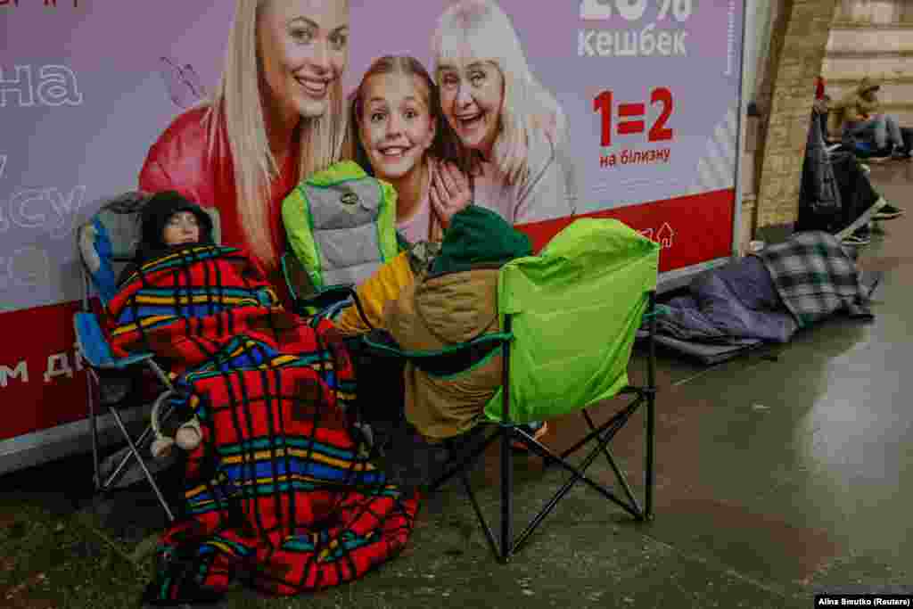 Жителі Києва перечікують повітряну тривогу через російську ракетну та дронову атаку по Україні в київському метро. 22 березня 2024 року