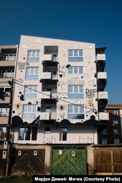 Фасада во Дебар маало, исцртана од уметниците Драган Китановски (Драш), Марјан Димиќ (Мачка) и Миле Глигоровски (СРК), во 2016