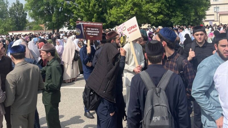 В Грозном на митинг против сожжения Корана согнали бюджетников