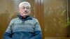 Oleg Orlov, militantul în vârstă de 70 de ani pentru drepturile omului și co-președintele grupului Memorial, câștigător al Premiului Nobel, care este acuzat de „discreditarea” în mod repetat a armatei ruse, participă la audierea de verdict de la Moscova pe 27 februarie.
