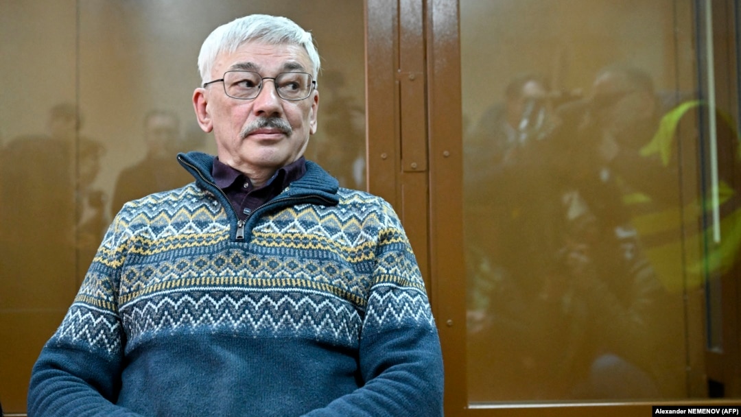 Oleg Orlov, militantul în vârstă de 70 de ani pentru drepturile omului și co-președintele grupului Memorial, câștigător al Premiului Nobel, care este acuzat de „discreditarea” în mod repetat a armatei ruse, participă la audierea de verdict de la Moscova pe 27 februarie.