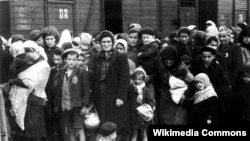 Grup de evrei unguri sosiți în gara din Auschwitz în vara lui 1944. Cu câteva săptămâni înainte pe același peron coborau Octavian Fulop și familia sa, alături de alți 3.500 de evrei transilvăneni trimiși aici din Tg. Mureș.