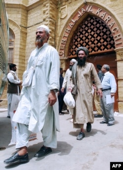 شماری از افغان های که از زندان مرکزی کراچی آزاد شده اند عکس از آرشیف