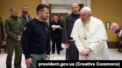 Президент Украины Владимир Зеленский и глава католической церкви папа Франциск в Ватикане. Май 2023 года