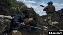 Українські військові готуються вести вогонь по російських позиціях біля Бахмута, 22 травня 2023 року