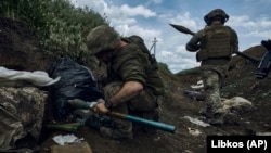 سربازان اوکراینی در حال آماده‌سازی برای حمله به مواضع ارتش روسیه در باخموت در استان دونتسک