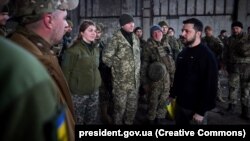 Президент Украины Владимир Зеленский во время посещения передовых позиций украинских военных на Бахмутском направлении Донецкой области, 22 марта 2023 года