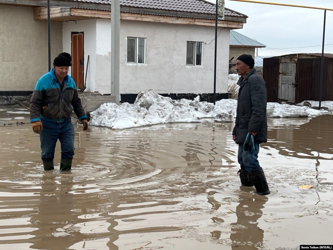 Режим ЧС из-за паводков: дома уходят под воду, жителей эвакуируют