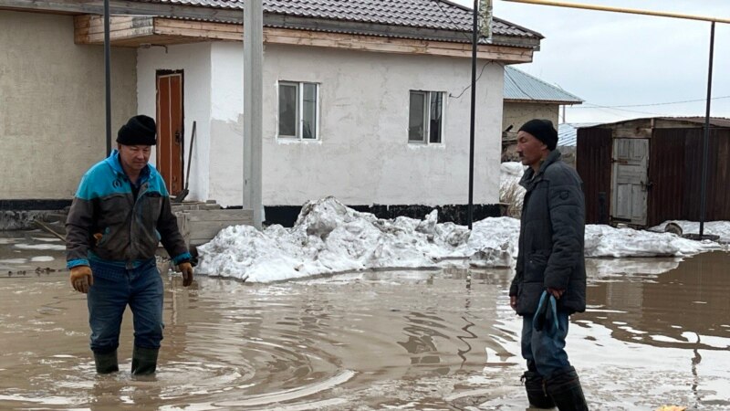 Режим ЧС из-за паводков: дома уходят под воду, жителей эвакуируют 