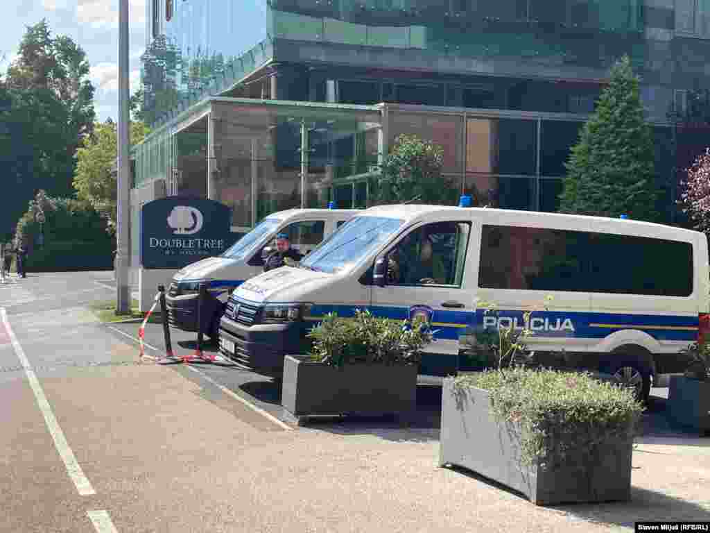 Dan uoči utakmice u Zagreb su stigli su igrači AEK-a. Policija obezbeđuje hotel u kojem su smešteni.