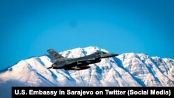 Një avion luftarak amerikan F-16 duke fluturuar mbi Bosnjë e Hercegovinë gjatë një stërvitjeje 