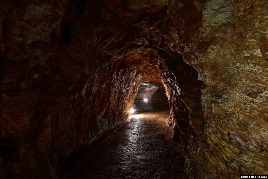 Një tjetër tunel në fillim të brendisë së Shpellës së Gadimes.&nbsp;&nbsp;