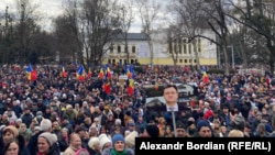 Protestul a fost organizat de un partid pro-rus, condus de Ilan Șor, politician care a fugit din Republica Moldova.