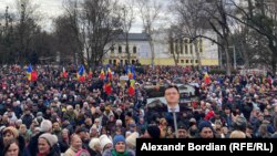 Protestul a fost organizat de un partid pro-rus, condus de Ilan Șor, politician care a fugit din Republica Moldova.