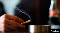 Un fumător de canabis într-o cafenea din Breda, Olanda. REUTERS/Piroschka van de Wouw