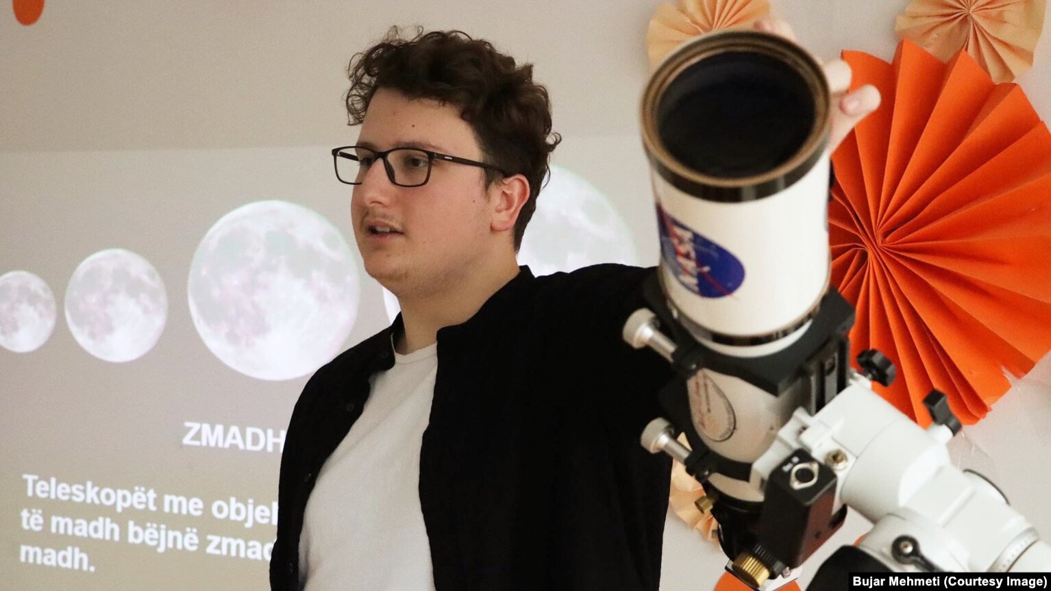 Bujar Mehmeti, entuziast i astronomisë, duke pozuar me një teleskop.