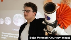 Bujar Mehmeti, entuziast i astronomisë, me një teleskop.