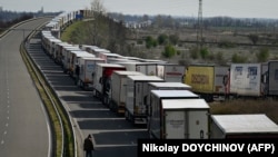 Radhë të gjata të kamionëve që presin në pikën kufitare Vidin Kalafat, mes Bullgarisë dhe Rumanisë. 25 mars 2024. 