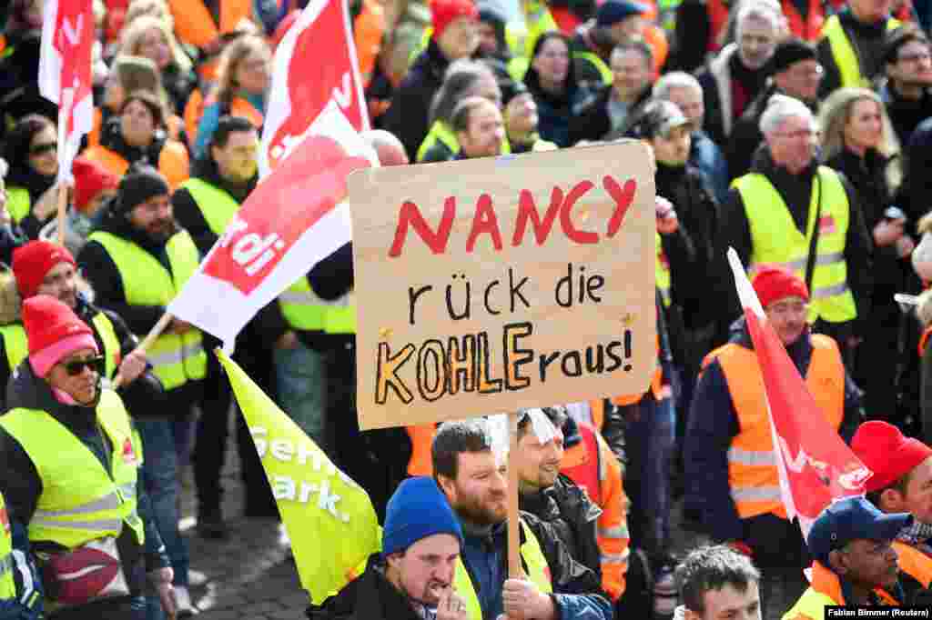 Punëtorët kanë protestuar në Gjermani më 27 mars, në nisje të grevës 24-orëshe. Në panon e mbajtur nga protestuesit shkruan &quot;Nancy [ministrja e Brendshme gjermane, Nancy Feser] jepna paratë&quot;. Hamburg, 27 mars 2023.