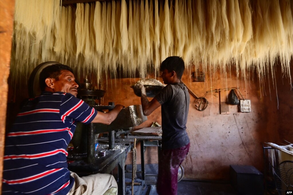 Punëtorët përgatisin "Vermiçeli", i cili përdoret për të bërë gatime tradicionale të ëmbla të konsumuara shumë gjatë muajit të shenjtë të Ramazanit, në një fabrikë në Allahabad më 22 mars 2023.